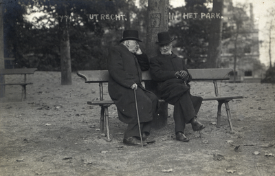 124981 Afbeelding van twee heren op een bankje in het park Nieuweroord te Utrecht.